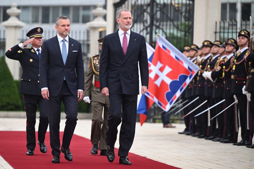 Na snÃƒÂ­mke sprava Ã…Â¡panielsky krÃƒÂ¡Ã„Â¾ Filip VI. a prezident SR Peter Pellegrini poÃ„Âas uvÃƒÂ­tacieho ceremoniÃƒÂ¡lu v Prezidentskom palÃƒÂ¡ci v Bratislave.