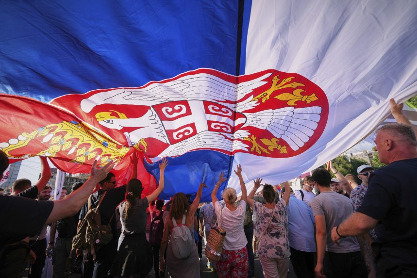 Na snÃƒÂ­mke demonÃ…Â¡tranti pod srbskou vlajkou.