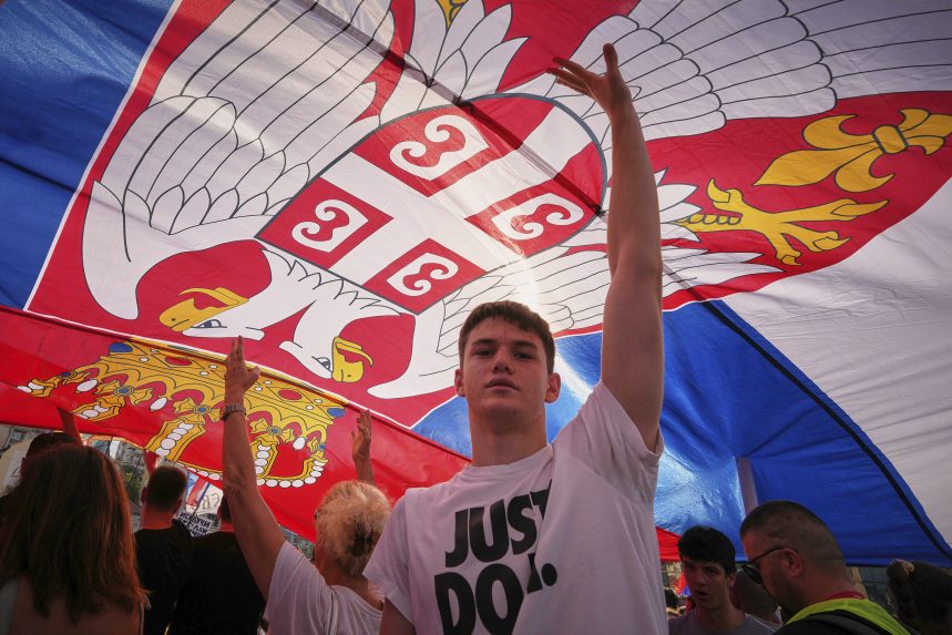 V Belehrade opäť protestovali desaťtisíce ľudí proti vláde. Obviňujú ju z korupcie a potláčania médií