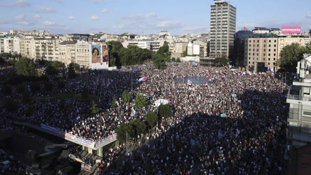 V Belehrade opäť protestovali desaťtisíce ľudí proti vláde. Obviňujú ju z korupcie a potláčania médií