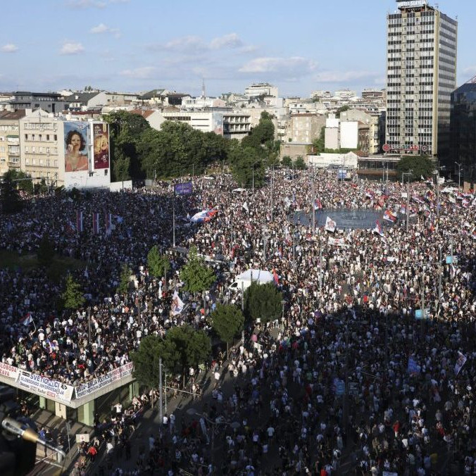 V Belehrade opäť protestovali desaťtisíce ľudí proti vláde. Obviňujú ju z korupcie a potláčania médií