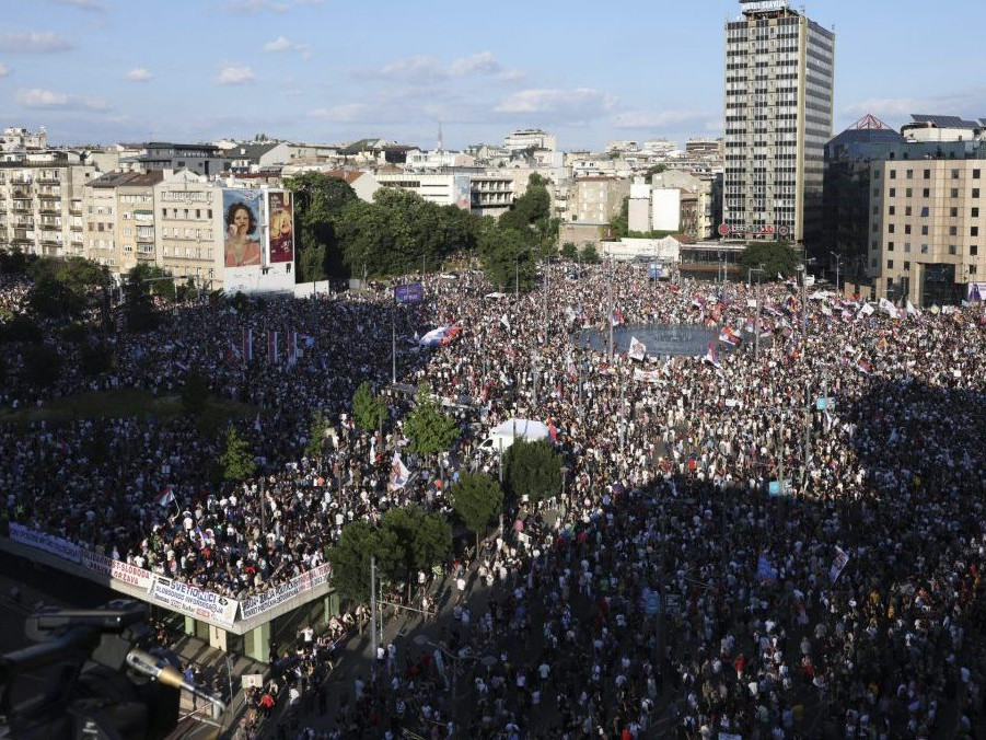 Na snímke dav demonštrantov.