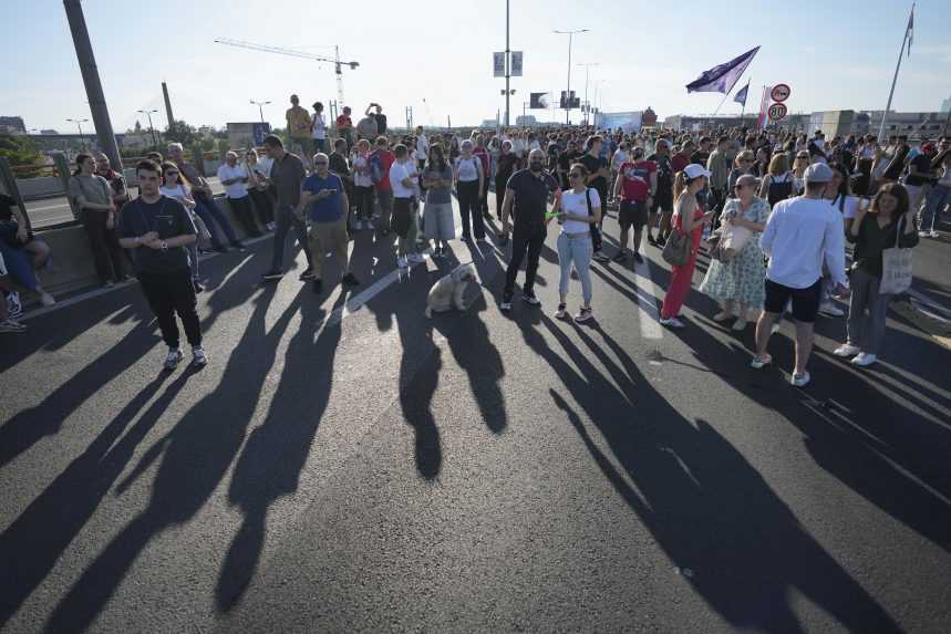 DemonÃ…Â¡tranti sa snaÃ…Â¾ia vyvolaÃ…Â¥ nÃƒÂ¡tlak na prezidenta Aleksandara VuÃ„ÂiÃ„Âa vyhlÃƒÂ¡siÃ…Â¥ predÃ„ÂasnÃƒÂ© voÃ„Â¾by.