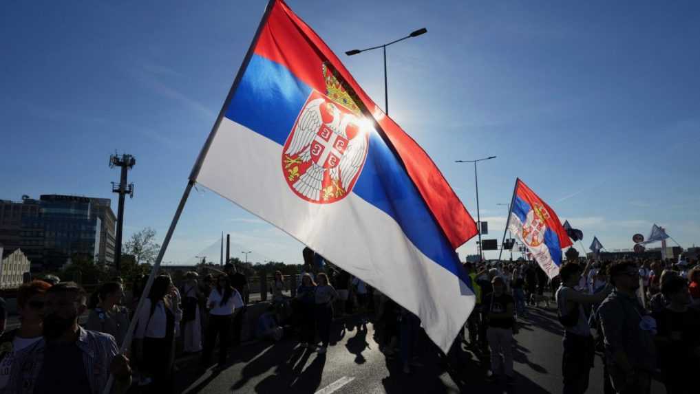 Tisíce ľudí v Srbsku opäť pochodovali za vyhlásenie predčasných volieb