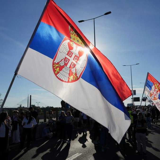 Tisíce ľudí v Srbsku opäť pochodovali za vyhlásenie predčasných volieb