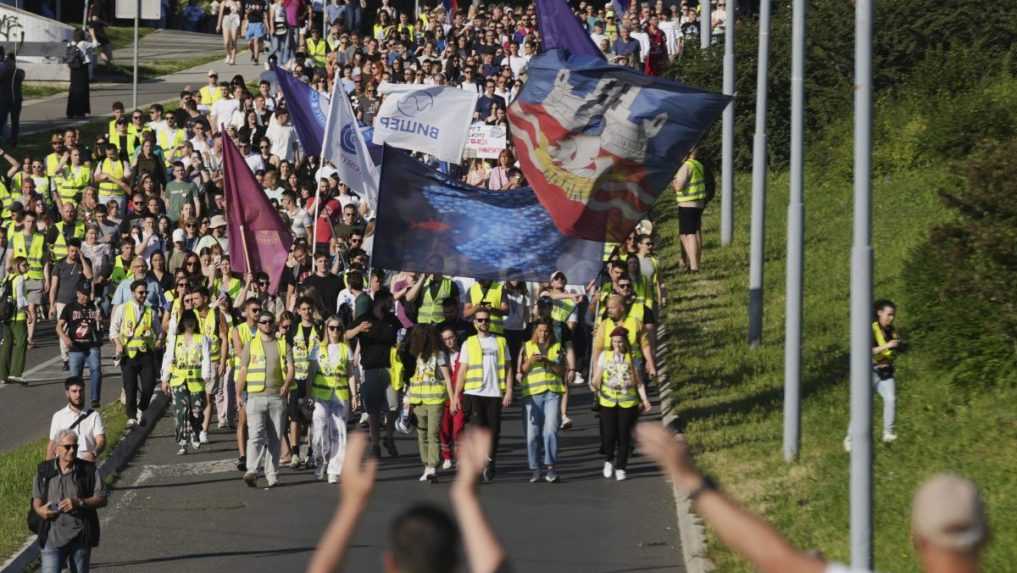 TisÃƒÂ­ce Ã„Â¾udÃƒÂ­ opÃƒÂ¤tovne protestovali vo viac ako tridsiatich srbskÃƒÂ½ch mestÃƒÂ¡ch.