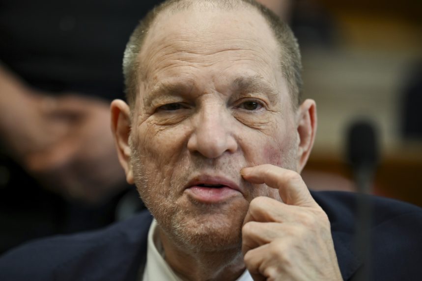 Hollywoodsky producent Harvey Weinstein je vinný zo sexuálneho zločinu, rozhodla porota v New Yorku