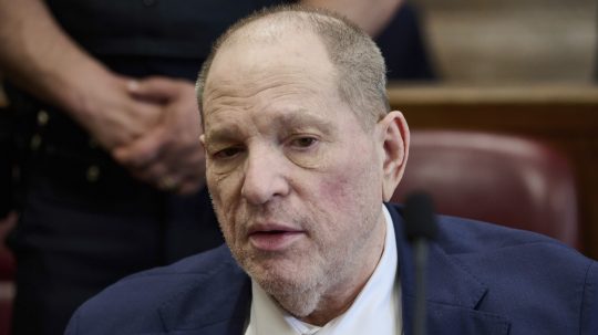 Hollywoodsky producent Harvey Weinstein je vinný zo sexuálneho zločinu, rozhodla porota v New Yorku