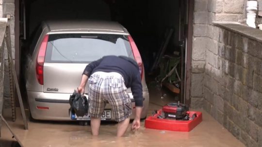 Obyvatelia zasiahnutých oblastí odstraňujú škody po povodniach,