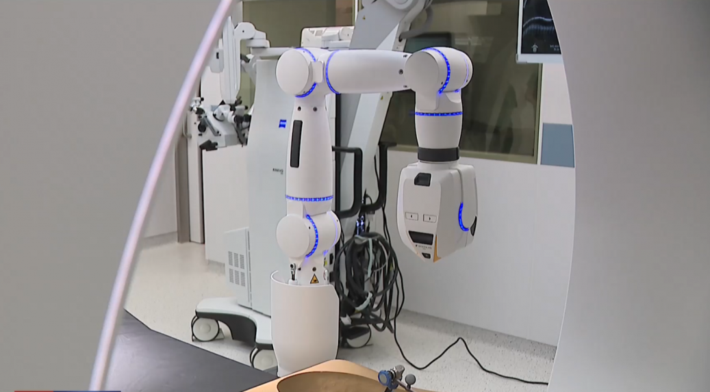 Univerzitná nemocnica v Bratislave má novú neurochirurgickú operačnú sálu. Lekárom pri operáciách pomáha umelá inteligencia