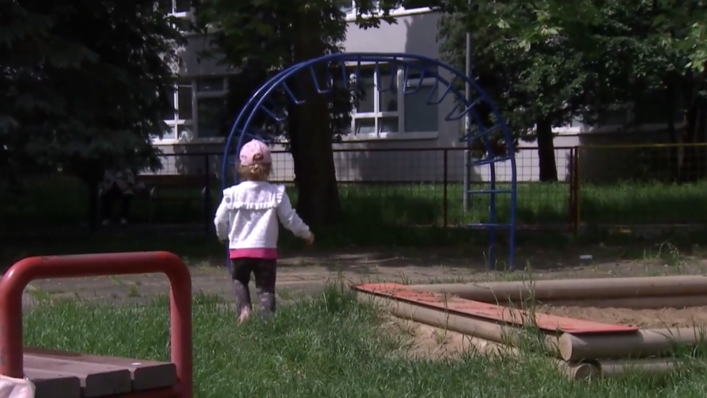 Detské ihriská nespĺňajú požiadavky rodičov: Z neudržiavaných pieskovísk pochádza množstvo infekcií, upozorňuje lekár