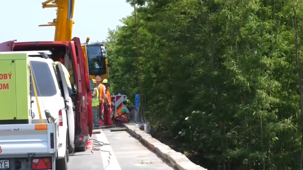 Hlavný železničný koridor do Česka, kde sa pri Brodskom nedávno zrútila časť mosta, už sprejazdnili