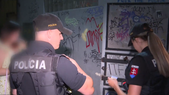 policajti na ulici v noci
