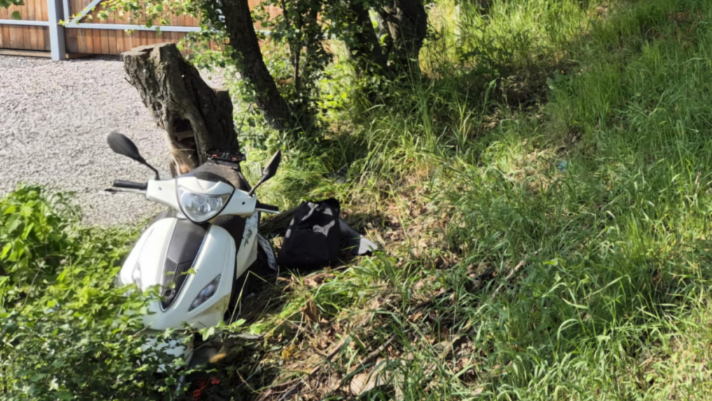 Nezvládol riadenie a zišiel z cesty, kde narazil do stromov: Nehodu pri Banskej Štiavnici neprežil motocyklista (†47)