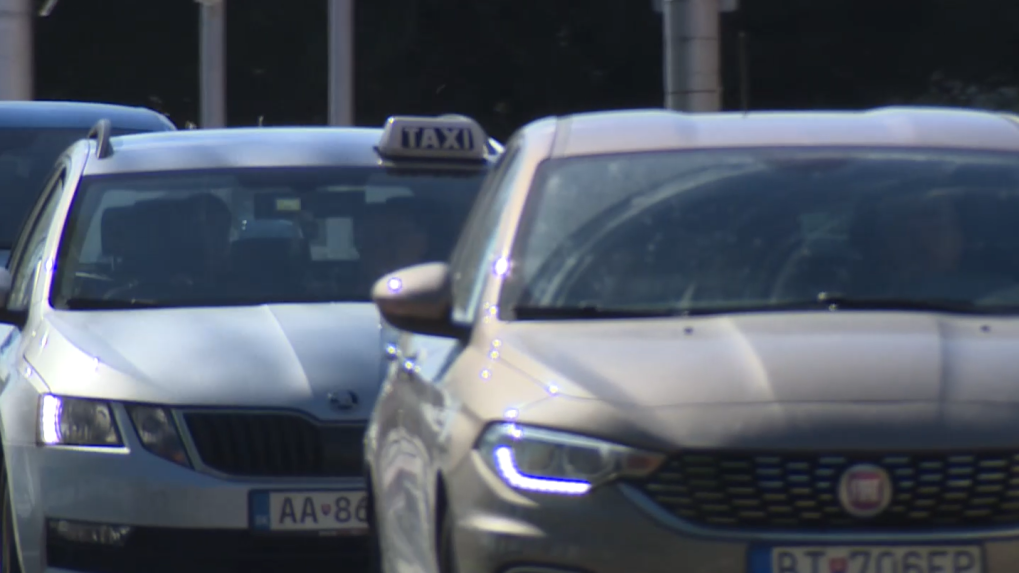 Asociácia taxikárov chce chrániť cestujúcich. Žiada vodičov len so slovenských či európskym vodičským preukazom