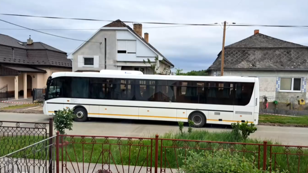Pred domom im takmer každú noc stáva autobus, ktorý nadránom spôsobuje hluk. Podľa starostu ide o susedský spor