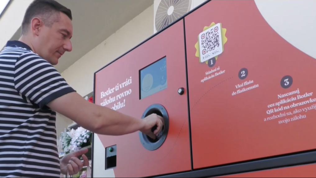 V Partizánskom spustili nový automat na zálohované obaly. Ľudia dostanú peniaze priamo na svoj účet