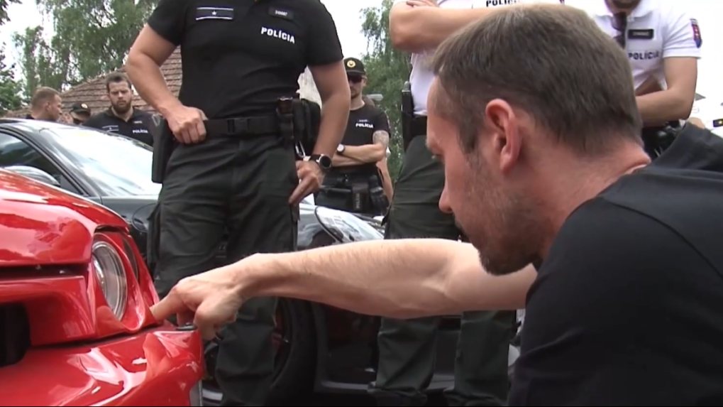 Auto s nepovolenými úpravami môže byť na cestách nebezpečné. Policajti sa školia, ako rozpoznať nekvalitný tuning