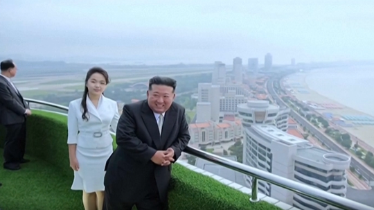 Na snímke Kim Čong-un s dcérou v novootvorenom rezort v KĽDR.