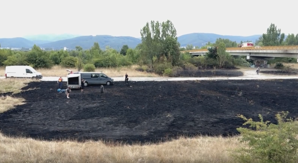 Za požiar teplovzdušného balóna na západe Slovenska môže horiaca tráva, uviedla polícia