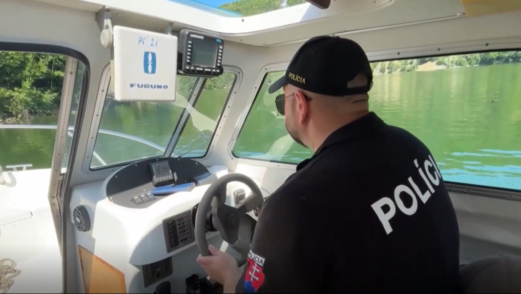 Polícia si na vodnej nádrži Ružín posvietila na rybárov. S kontrolami povolení bude pokračovať počas celého leta