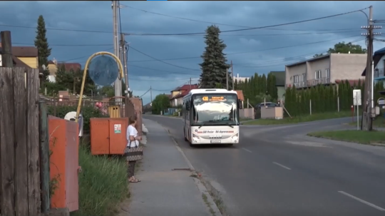 Na snímke cestujúca čaká na autobus.