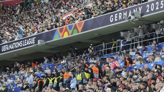 Usporiadateľská služba zabezpečuje priestor po páde fanúšika z tribúny.
