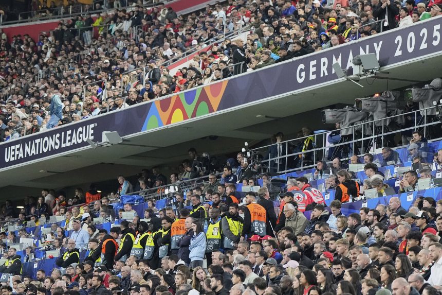 Finále Ligy národov poznačila tragická udalosť. Fanúšik zomrel po páde z tribúny