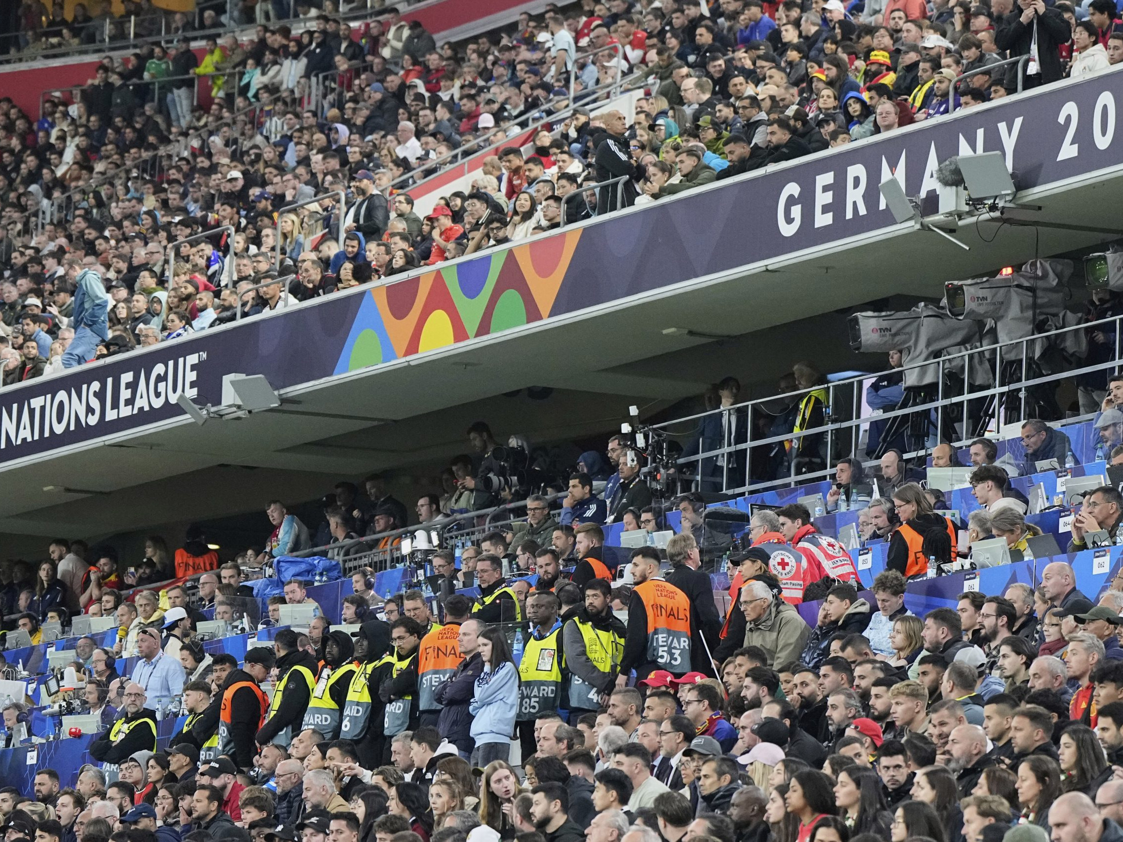 Usporiadateľská služba zabezpečuje priestor po páde fanúšika z tribúny.