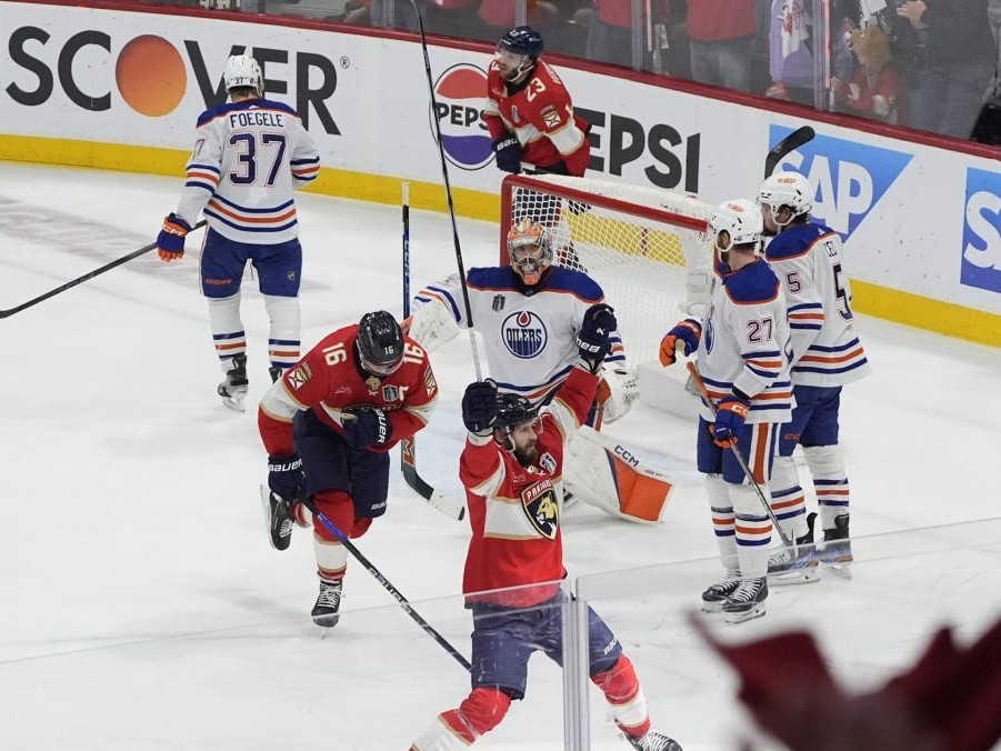 Hráči Floridy oslavujú gól v zápase proti Edmontonu.