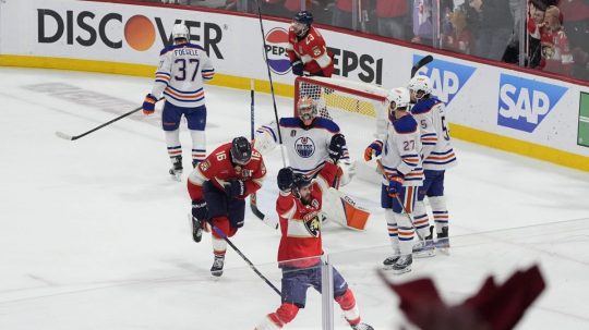 Hráči Floridy oslavujú gól v zápase proti Edmontonu.