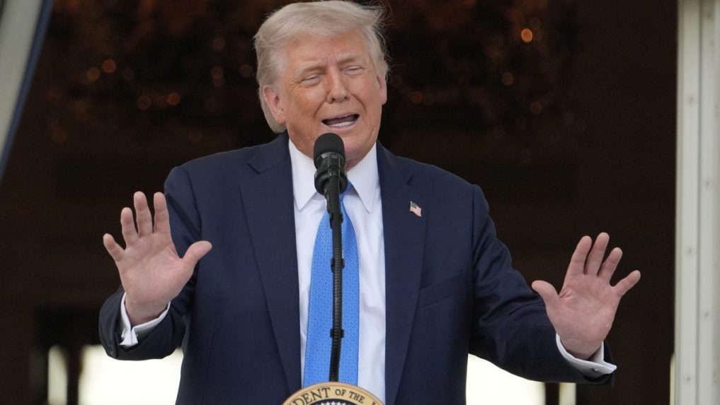 Donald Trump zakázal vstup do Spojených štátov väčšine zahraničných študentov prijatých na Harvard