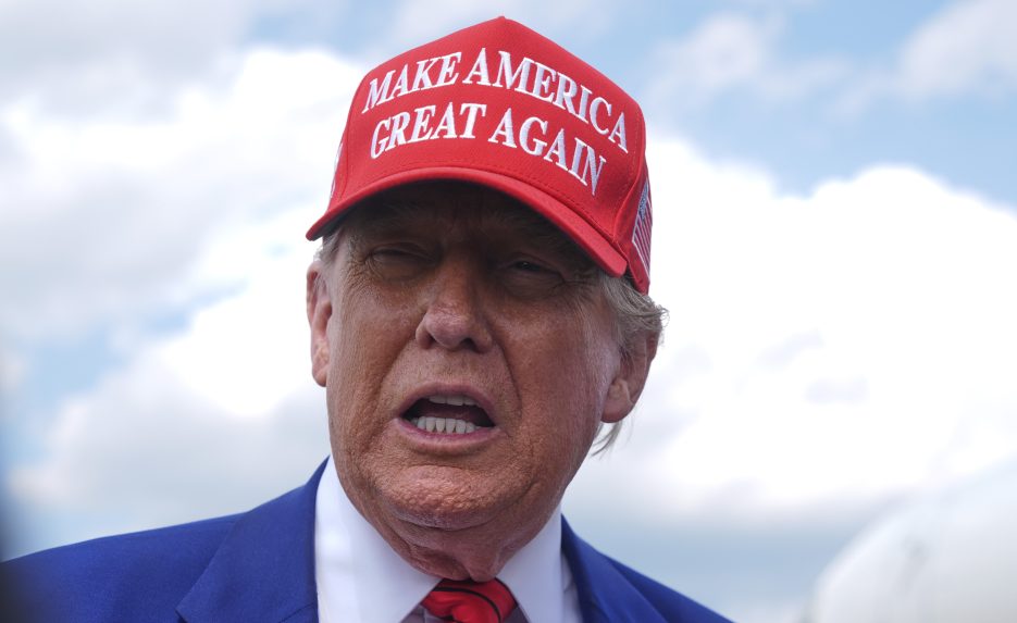 Päť percent na obranu by mali odvádzať všetky členské krajiny NATO okrem USA, vyhlásil Donald Trump