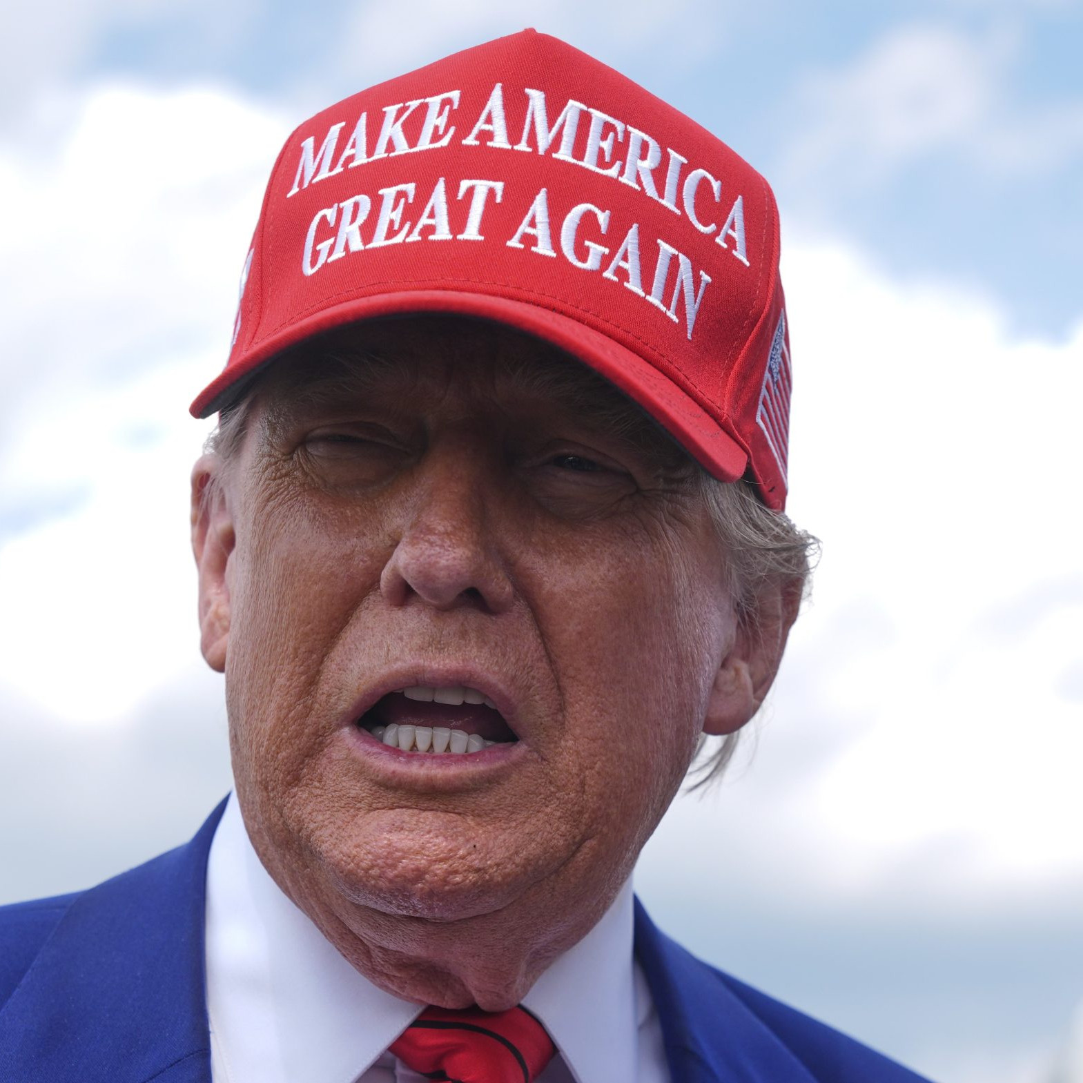 Päť percent na obranu by mali odvádzať všetky členské krajiny NATO okrem USA, vyhlásil Donald Trump