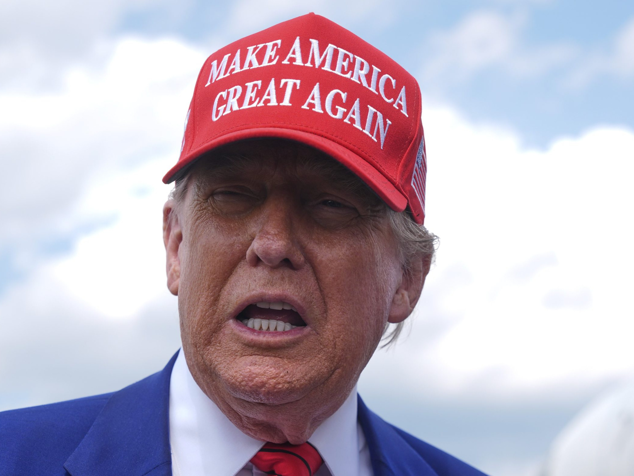 Päť percent na obranu by mali odvádzať všetky členské krajiny NATO okrem USA, vyhlásil Donald Trump
