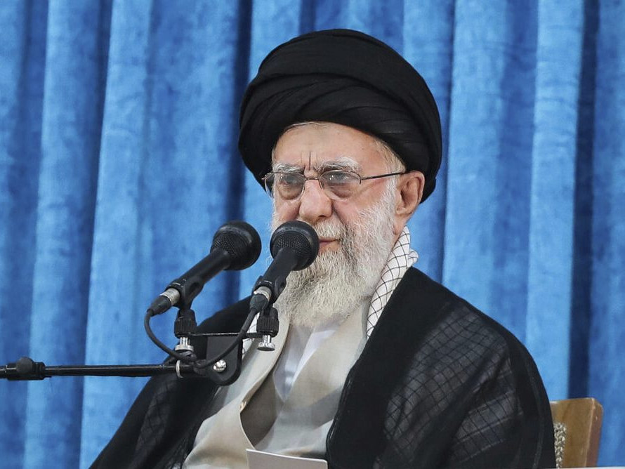 Izraelský minister obrany varoval iránskeho duchovného vodcu Chameneího, že môže skončiť ako Saddám Husajn