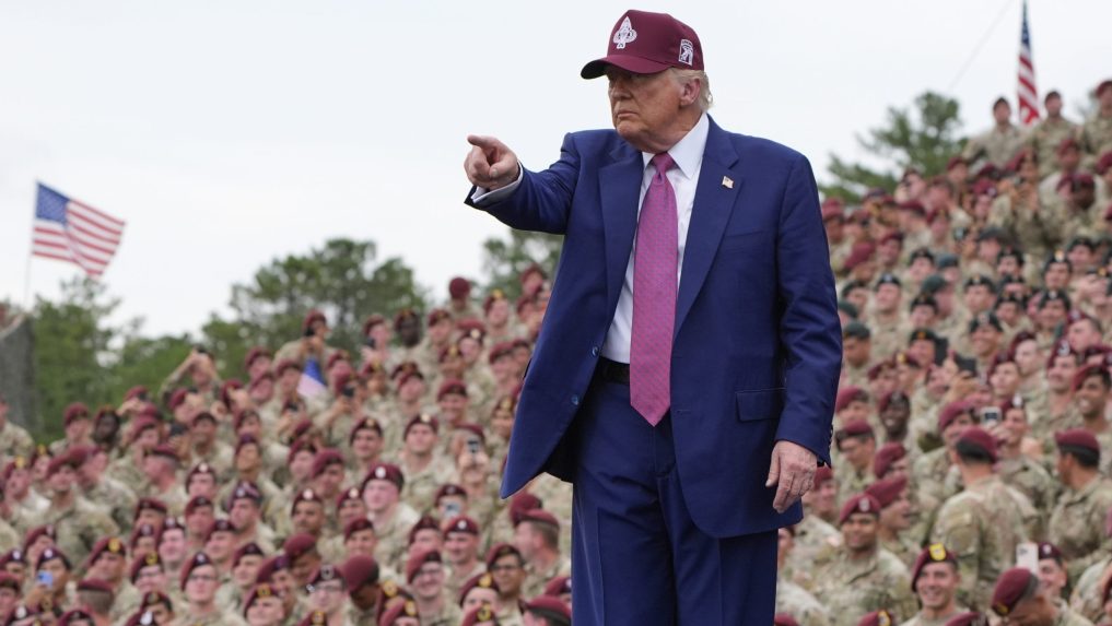 Trump chce poslať tisíce migrantov vrátane Európanov na Guantánamo, píše The Washington Post