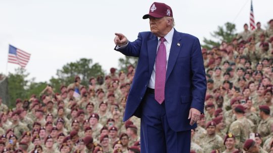 Trump chce poslať tisíce migrantov vrátane Európanov na Guantánamo, píše The Washington Post
