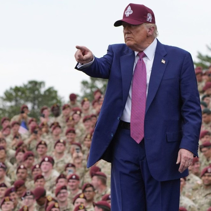Trump chce poslať tisíce migrantov vrátane Európanov na Guantánamo, píše The Washington Post