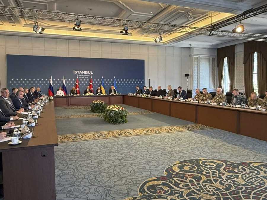 Členovia ruskej a ukrajinskej delegácie sa stretli na rokovaniach v Istanbule.