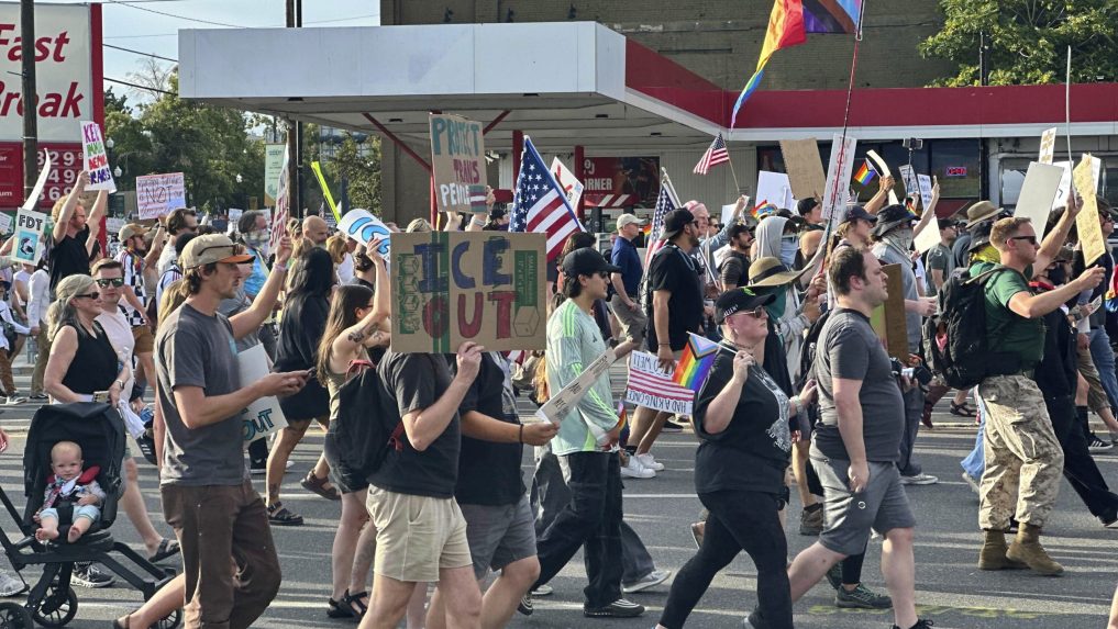 Ľudia na viacerých miestach v USA protestovali proti D. Trumpovi. Jeden človek v Utahu utrpel vážne zranenia