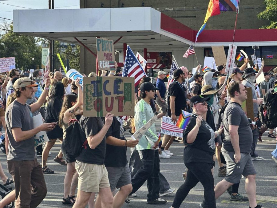 Ľudia na viacerých miestach v USA protestovali proti D. Trumpovi. Jeden človek v Utahu utrpel vážne zranenia