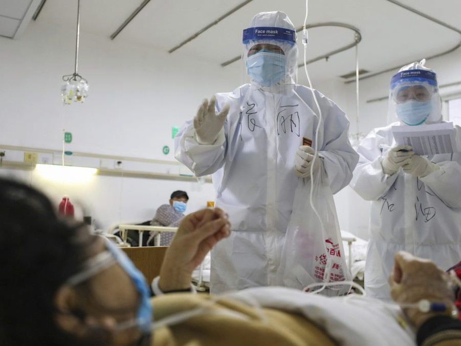 Zdravotníci kontrolujú pacientov v nemocnici pre pacientov s ochorením COVID-19.