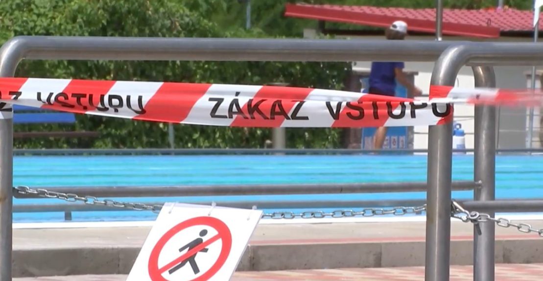 Hygienici odoberajú vzorky bazénovej vody v Štúrove niekoľkokrát denne. Či sa chlapec infikoval tam, stále nie je známe