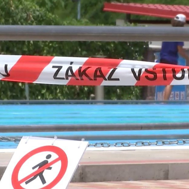 Hygienici odoberajú vzorky bazénovej vody v Štúrove niekoľkokrát denne. Či sa chlapec infikoval tam, stále nie je známe