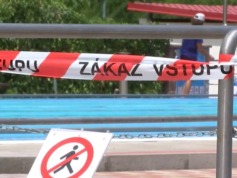 Na ilustračnej snímke páska s nápisom zákaz vstupu pri bazéne.