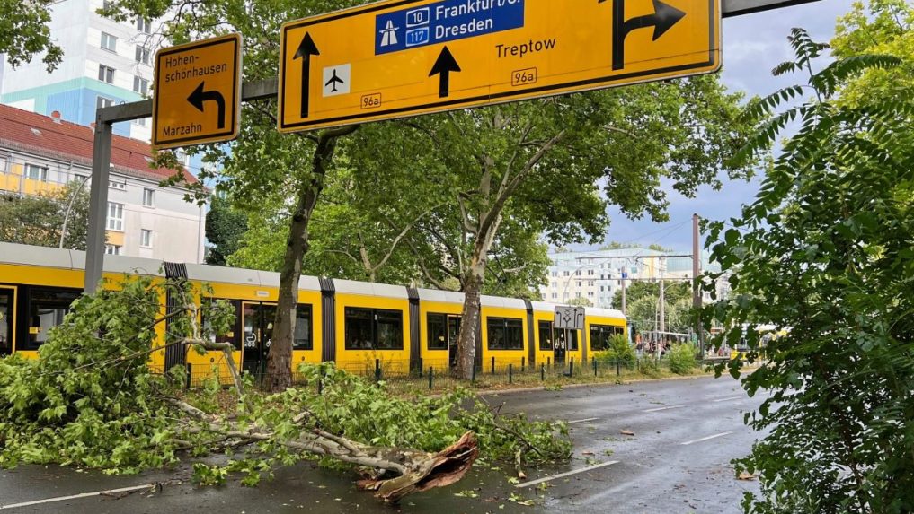 Búrka vyčíňala aj v Nemecku: O život prišli dvaja ľudia, vietor dosahoval silu orkánu