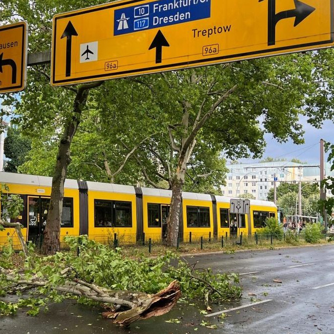 Búrka vyčíňala aj v Nemecku: O život prišli dvaja ľudia, vietor dosahoval silu orkánu