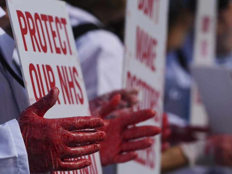 Na snímke odporcovia zákona počas demonštrácie.