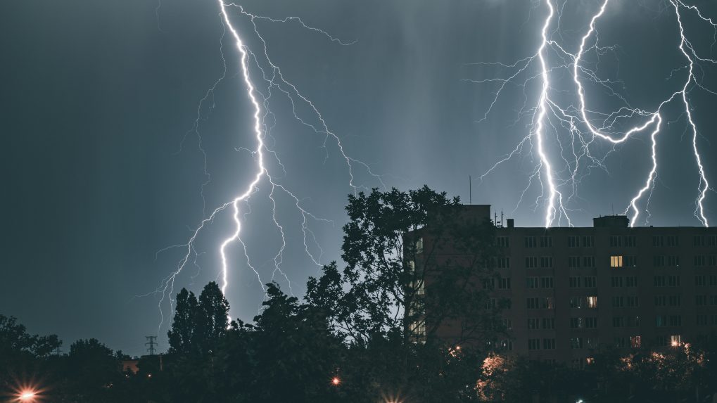 Slovensko najskôr potrápi horúčava, neskôr intenzívne búrky. SHMÚ zvýšil stupeň výstrah